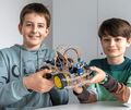 „Wir wollten ein Auto entwickeln, das von selbst aus einem Irrgarten herausfindet“: Alexandru Vartic und Gregor Liebing vom Hans-Grüninger-Gymnasium in Markgröningen. Foto: Andreas Essig