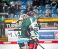 Ex-Kollegen in inniger Umarmung: Steelers-Stürmer Alexander Preibisch (links) und Rosenheims Norman Hauner treffen in den Playdowns erneut aufeinander. Foto: Sandy Dinkelacker/Eibner