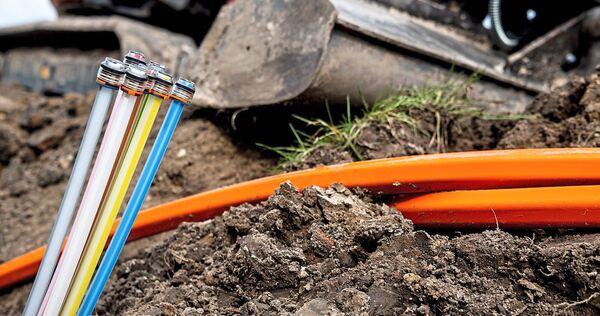 Glasfaserkabel werden in der Erde verlegt. Der Weg zum ultraschnellen Internet war für einen Familienvater aus Pattonville eine Geschichte von „Pleiten, Pech und Pannen“, wie er sagt.