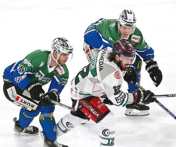 Die Steelers-Profis Fabjon Kuqi (links) und Spencer Berry versuchen hier Starbulls-Topscorer C.J. Stretch zu stoppen. Der Ex-Bietigheimer war Anfang Februar beim Rosenheimer 9:3-Sieg im Ellental eine Klasse für sich und an vier Toren beteiligt.