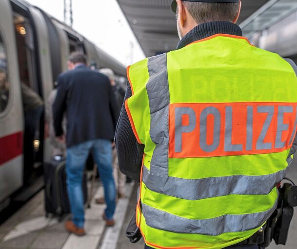 Gut eine halbe Stunde stand ein Regionalexpress am Dienstagabend am Vaihinger Bahnhof. Dann gab die Polizei Entwarnung. Symbolfoto: Patrick Seeger/dpa