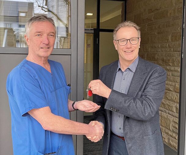 Im Frühjahr war die Freude über den neu gewonnenen Hausarzt Dieter Böhm (links) bei Bürgermeister Steffen Döttinger noch groß.