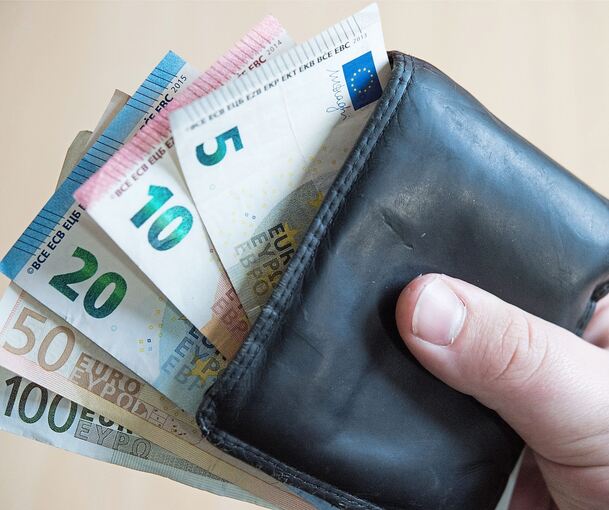 Ein Unbekannter hat aus einer Umhängetasche einen Geldbeutel gestohlen.