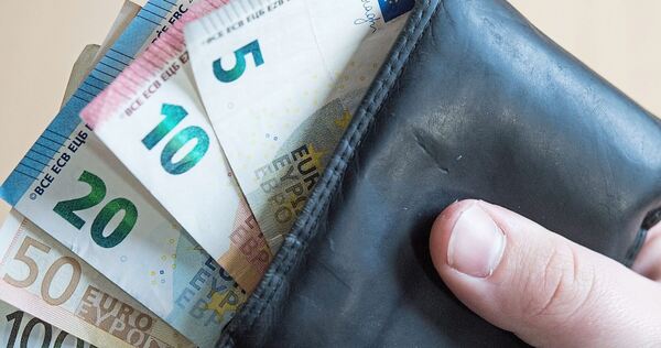 Ein Unbekannter hat aus einer Umhängetasche einen Geldbeutel gestohlen.