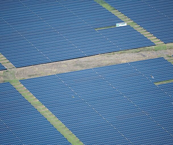 Große PV-Anlagen in freier Landschaft sind laut VRS-Planungsdirektor Thomas Kiwitt in der Region kaum bekannt, doch das könnte sich bald ändern. Symbol