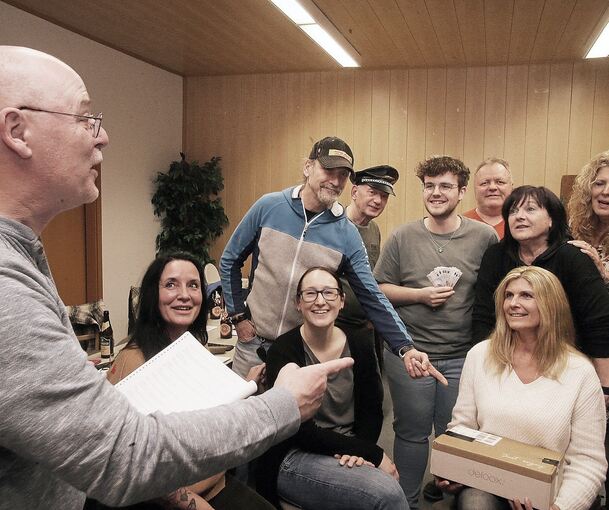 Eine schrecklich nette Theaterfamilie: Das Foto zeigt die Käsberghurgler bei den Proben in der TV-Halle. Foto: Alfred Drossel