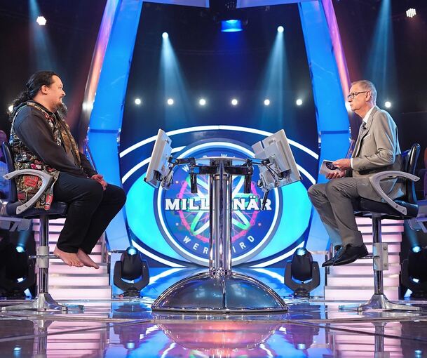 Martin Ott sitzt Günther Jauch im Studio barfuß gegenüber. Foto: RTL/Stefan Gregorowius