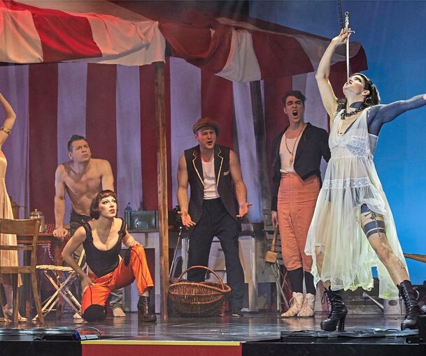 Augen zu und durch: Lisa Chudalla schluckt das Schwert, die anderen Zirkusartisten staunen und applaudieren. Foto: Alexandra Klein/p