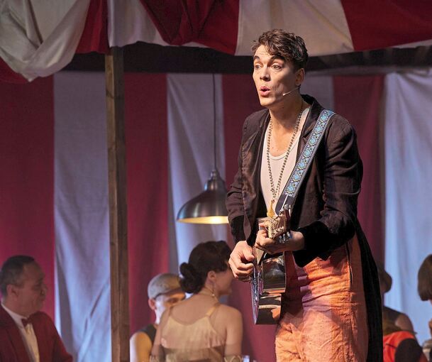 Der charismatische Merlin Johnson moderiert, mitunter greift er auch zur Gitarre. Foto: Alexandra Klein/p