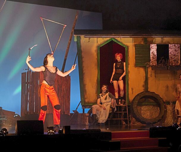 Ofelia Grey jongliert mit bis zu vier Stöcken. Foto: Alexandra Klein/p