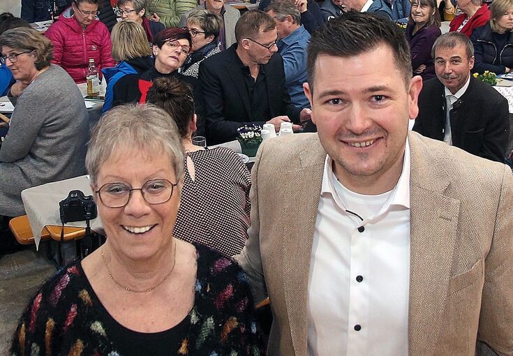 Stabwechsel nach 30 Jahren: Bärbel Vorrink übergibt den Vorsitz des Turngaus Neckar-Enz an Tobias Vogt. Foto: Alfred Drossel