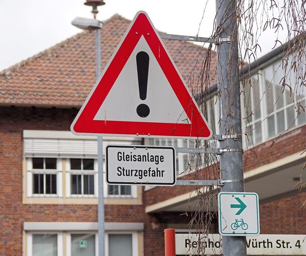 Mit mehreren Schildern weist die Stadt auf die Gefahr hin. Foto: Holm Wolschendorf