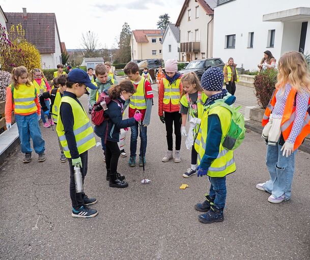 Früh übt sich: Ingersheimer Grundschüler im Einsatz für ihre Umwelt. Foto: Holm Wolschendorf