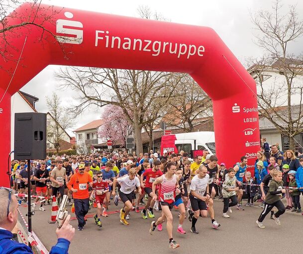Der Startschuss fällt, mehr als 600 Teilnehmer gehen in Pleidelsheim auf die Strecke. Das ist neuer Rekord.Fotos. Holm Wolschendorf