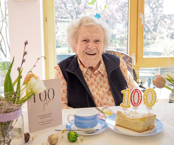 Toni Jesch freut sich über den Streuselkuchen zum Geburtstag. Er erinnert sie an ihre Heimat Schlesien. Foto: Holm Wolschendorf