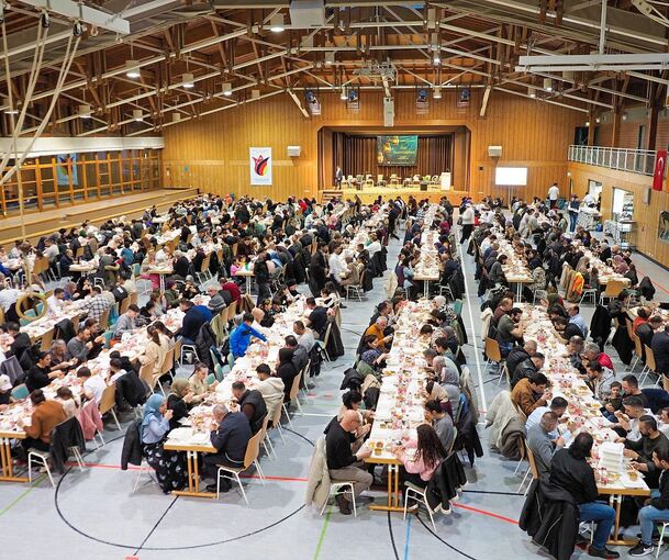 Fastenbrechen nach Sonnenuntergang mit mehr als 600 Gästen in Erdmannhausen. Foto: Holm Wolschendorf