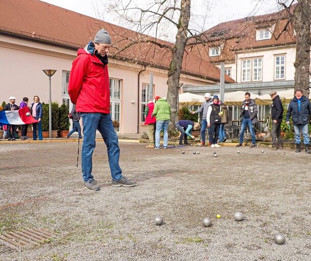 Ganz genau wird geschaut, welche Kugel am nächsten an der Zielkugel, dem Schweinchen, liegt. Foto: Holm Wolschendorf