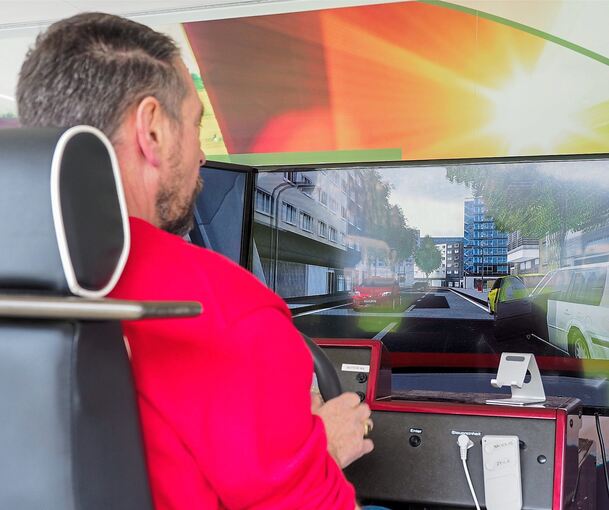 Ganz konzentriert: Beim Tag der offenen Tür versuchen sich Neugierige im Fahrsimulator.