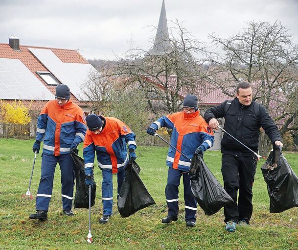 In Ottmarsheim entsorgen Jungfeuerwehrleute Abfälle beim Norma-Markt (links). In Bönnigheim sammeln Karate-Mitglieder Müll auf.