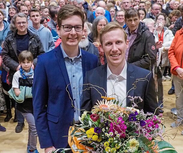 Jan Hambach (rechts) freut sich mit seinem Partner Christian Zielinski über den Wahlsieg. Foto: Holm Wolschendorf