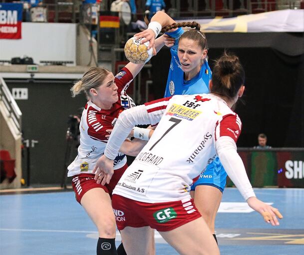 Reißt ihr Team mit: SG-Kapitänin Xenia Smits (Mitte) kommt gegen Maria Lykkegaard (links) und Stine Skogrand (rechts) auf acht Tore. Foto: Baumann: