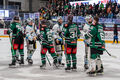 Shakehands nach einer umkämpften Playdown-Serie: Die Steelers-Profis Anton Sproll, Fabjon Kuqi und Morgan Adams-Moisan (weiße Trikots, von links) gratulieren ihren Rosenheimer Gegenspielern zum Klassenerhalt in der DEL 2.  Foto: Ludwig Schirmer/p