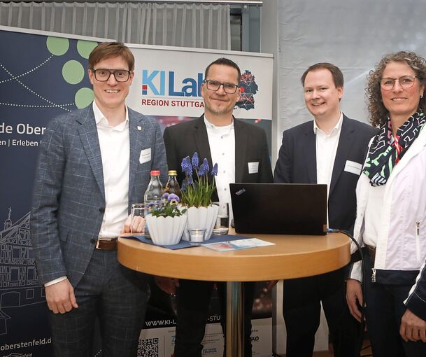 Oberstenfelds Bürgermeister Markus Kleemann (von links), Oliver Beck, 1. Vorsitzender des BDS, Referent Michael Möhring und Corinna Noller (2. Vorsitzende BDS) beim Unternehmensgespräch zum Thema Künstliche Intelligenz. Foto: Ramona Theiss
