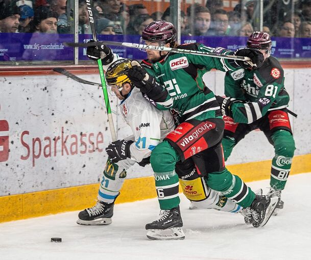 Bietigheimer Hiobsbotschaft: Steelers-Topscorer Jack Doremus (links), hier bedrängt von Starbulls-Matchwinner Reid Duke (Mitte) und Sebastian Streu, hat sich am Sonntag in Rosenheim am Oberkörper verletzt. Foto: Ludwig Schirmer/p