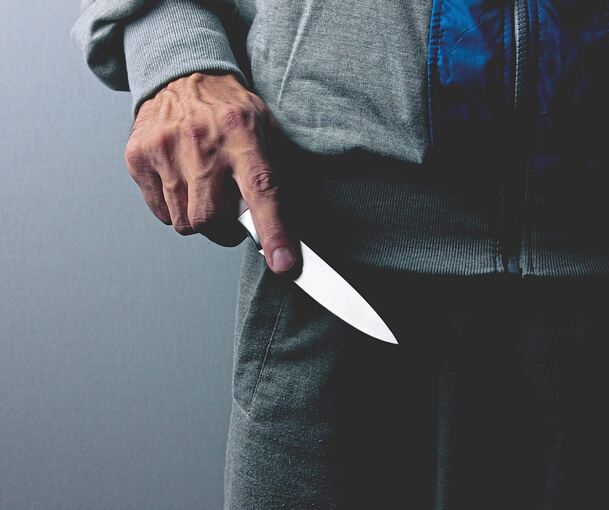 Die zunehmende Gewaltbereitschaft zeige sich bei Angriffen, bei denen ein Messer im Spiel gewesen sei. Insgesamt 183 Mal wurden 2023 Personen mit einem Messer bedroht oder angegriffen.
