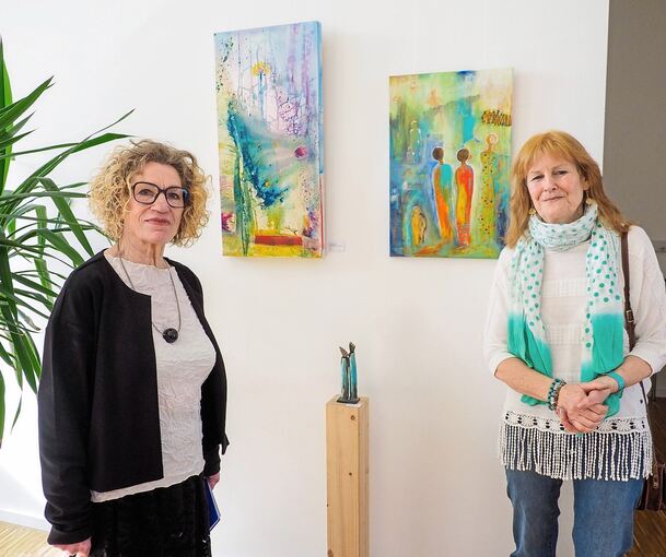 Heidemarie Freile (links) und Elke Gaertner stellen im Gemeindezentrum aus.Foto: Holm Wolschendorf