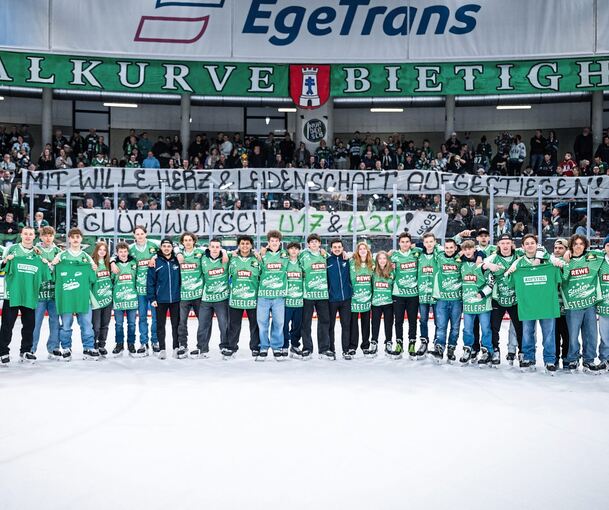 Die U17-Mannschaft des SC Bietigheim-Bissingen freut sich über den Applaus von den Rängen und das Fan-Banner. Foto: Timo Raiser/Bietigheim Steelers