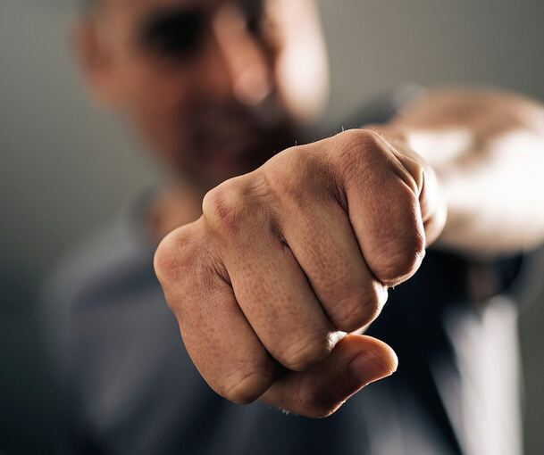 Mit Fäusten, einem Stock und einer Messerklinge hat der 25-Jährige laut Anklage Passanten angegriffen. Mit Fäusten, einem Stock und einer Messerklinge hat der 25-Jährige laut Anklage Passanten angegriffen.