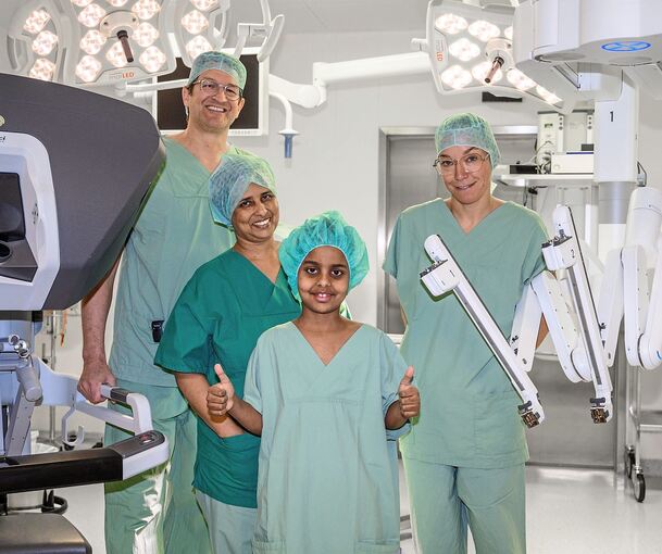 Yunus und seine Mutter sind glücklich über die erfolgreiche Operation durch Dr. Hans-Peter Gerbershagen und Dr. Scarlet Vatlach. Foto: Benjamin Stollenberg/p