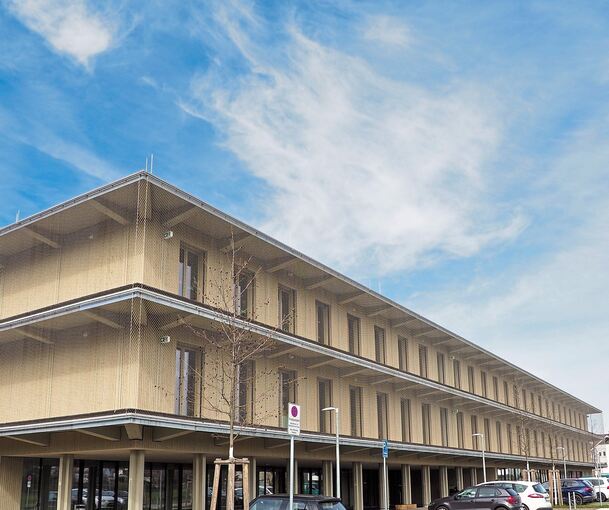 Preiswürdig oder ein „Vogelkäfig“: Die Architektur der Fuchshofschule ruft unterschiedliche Reaktionen hervor. Es ist ein reiner Holzbau. Foto: Holm Wolschendorf