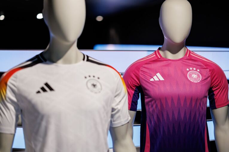 Trikots der Fußball-Nationalmannschaft Trikots der Fußball-Nationalmannschaft