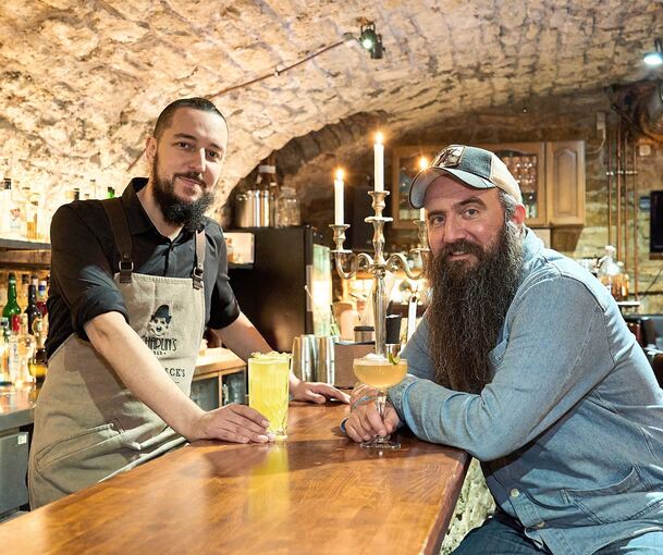 Betriebsleiter und Barkeeper Hannes Henzler (links) mit dem Eigentümer der Chaplins Bar Pascal Fetzer. Foto: Andreas Becker