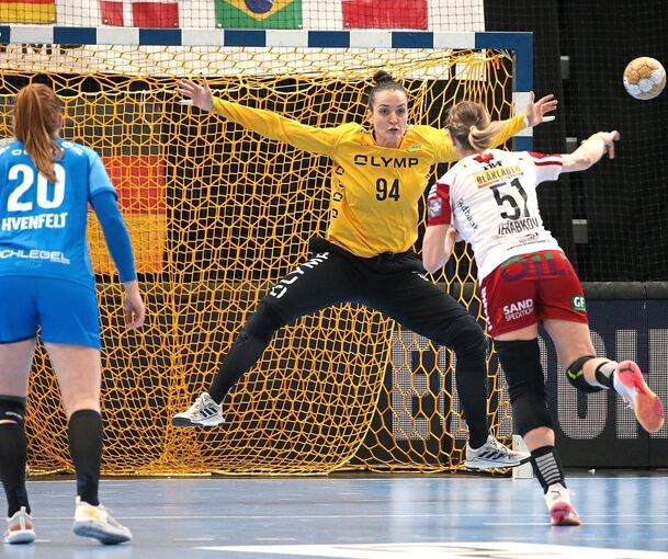 Ikasts tschechische Topspielerin Markéta Jerábková (rechts) im Siebenmeter-Duell mit der Bietigheimer Torhüterin Gabriela Moreschi. Foto: Baumann