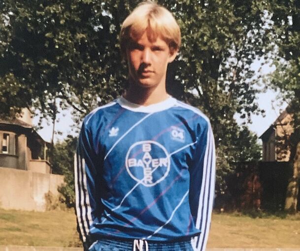 So waren die 90er: LKZ-Redakteur Philipp Schneider als 14-Jähriger im Bayer-Trikot. Fotos: privat, Marius Becker/dpa