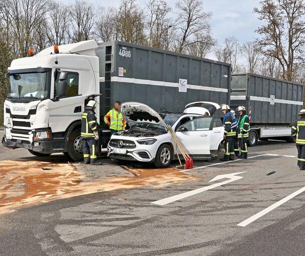 Der SUV kam schwer beschädigt parallel zum Lkw zum Stehen. Foto: KS-Images.de/Andreas Rometsch