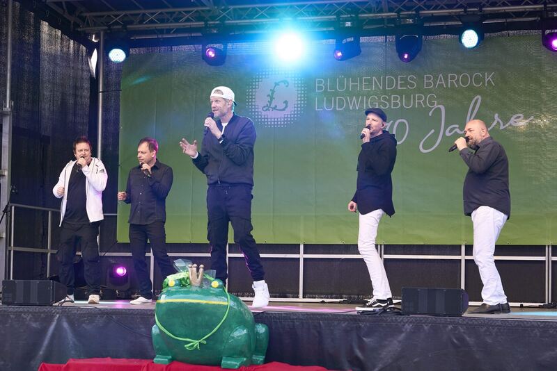 Für gute Laune auf der Bühne sorgt die Band Füenf. Foto: Andreas Becker