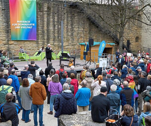 Zu der Aktion auf dem Marbacher Burgplatz am Freitagabend hat das Bündnis für Demokratie und Vielfalt aufgerufen. Einer der Redner ist Hans Martin Gündner. Foto: Andreas Becker