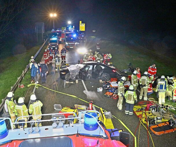 Bei dem Unfall auf der B 10 wurden fünf Personen teilweise schwer verletzt. Foto: KS-Images.de/Andreas Rometsch