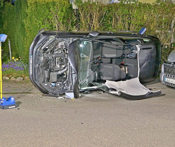 Völlig zerstört liegt ein Citroen nach dem unfall in Tamm auf der Seite. Foto: KS-Images.de/Andreas Rometsch