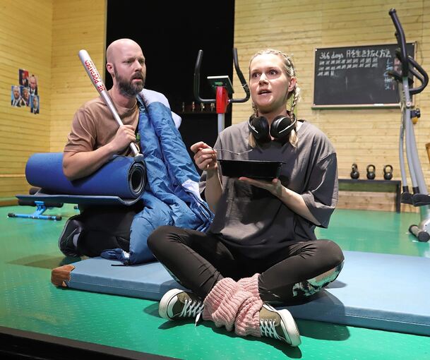 Schrilles Weltuntergangs-Training in „Letzte Gefechte“. Foto: Sabine Haymann