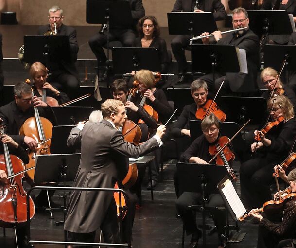 Großer Auftritt: Hermann Dukek dirigiert das Sinfonieorchester Ludwigsburg beim Jahreskonzert im Forum. Foto: Ramona Theiss
