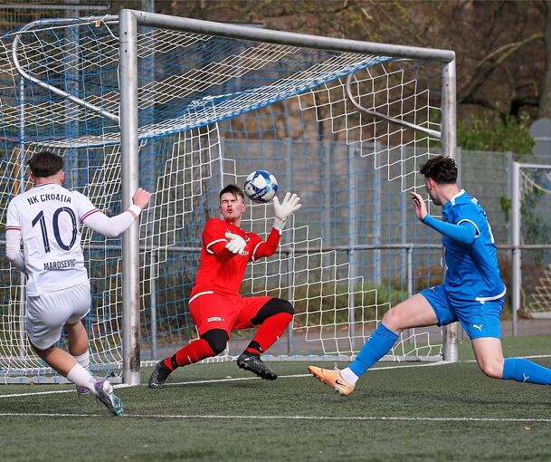 Croatias Danny Marosevic (links) netzt gegen Kornwestheims Niklas Kaiser (Mitte) zum 2:0 ein. Foto: Baumann