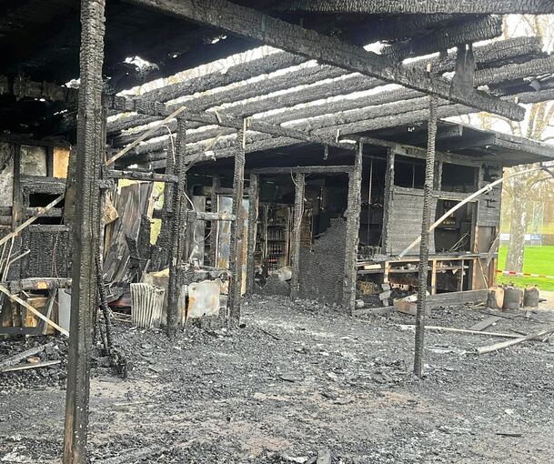 Nach dem Brand der GSV Hütte war fast nichts mehr übrig vom Holzverschlag.