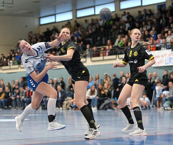 Einfach nicht zu stoppen: Kornwestheims Lara Däuble (links). Foto: Baumann