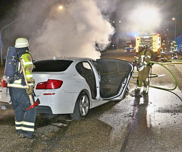 Schneller, anstrengender Einsatz – doch es half alles nicht, der BMW ist zerstört.