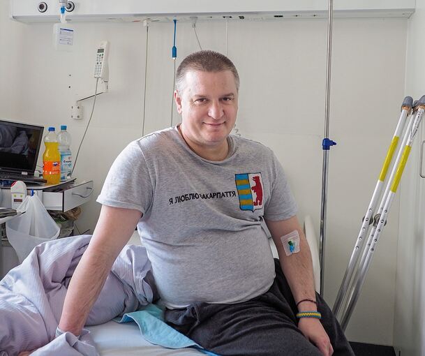 Der Ukrainer Michailo bleibt seiner Heimatregion auch während der Behandlung am Klinikum in Ludwigsburg verbunden: Auf dem T-Shirt steht „Ich liebe Transkarpatien“.